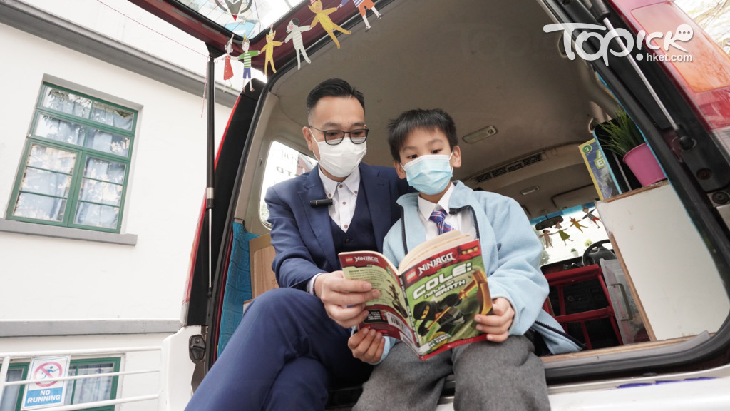 身兼管理6間學校的校長以及為人父親，朱子穎承認過去一年犧牲了與兒子的相處時間。圖為大埔德萃小學學生在疫情將「美食車」改裝為「圖書車」。（陳國峰攝）