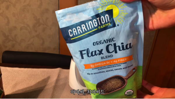 3. 加入1匙奇亞籽和亞麻籽。奇亞籽熱量低，含Omega-3脂肪酸，有助抗氧化，而亞麻籽含豐富纖維和蛋白質含量高，可帶來飽足感，幫助減重。（YouTube@신세경 sjkuksee）
