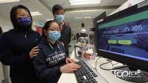理大近年積極研發多個線上科學實驗平台，包括於2019年推出「全天候科學實驗室」，學生可隨時隨地遙距實時的科學實驗。(冼偉倫攝)