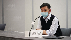 新冠疫苗接種計劃專責工作小組成員、醫管局前行政總裁梁栢賢倡先讓較健康的長者院友接種。（陳國峰攝）