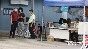 港鐵大學站外設有保安崗亭，進行校園時須展示學生證（資料圖片）