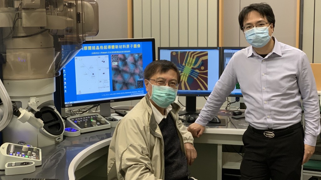 科大量子材料中心主任王寧（左）率領團隊進行量子研究項目，去年底獲國家科技部批出撥款，計劃為期5年。旁為量子材料中心副主任羅錦團。（科大提供圖相片）