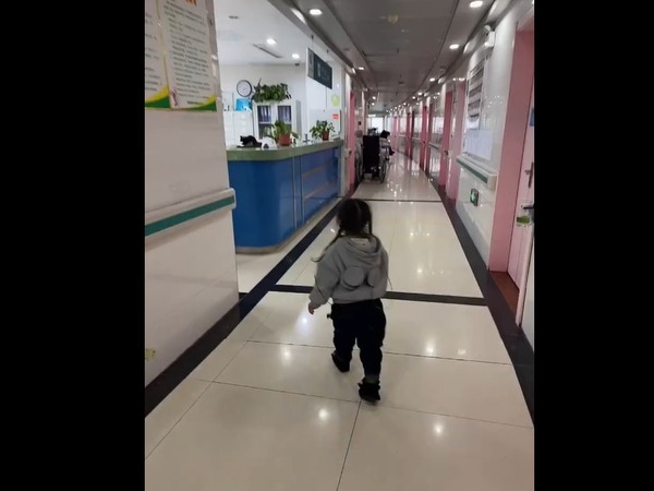 妮妮不時進出醫院。(微博圖片)