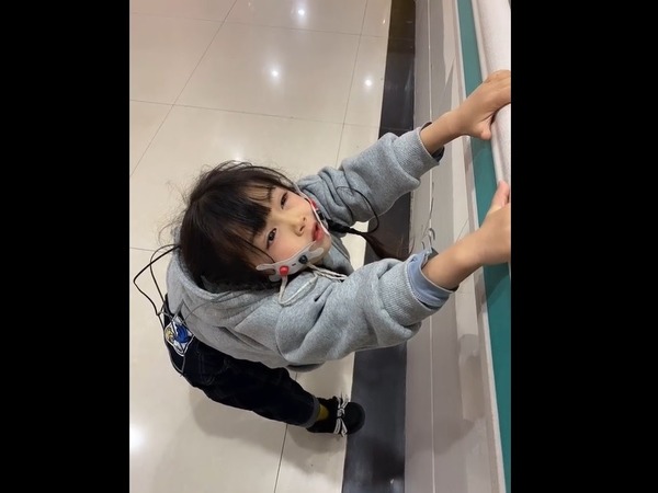 患上罕見病令妮妮發展遲緩。(微博圖片)