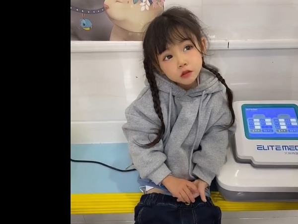 藍妮妮樣貌標緻如洋娃娃。(微博圖片)