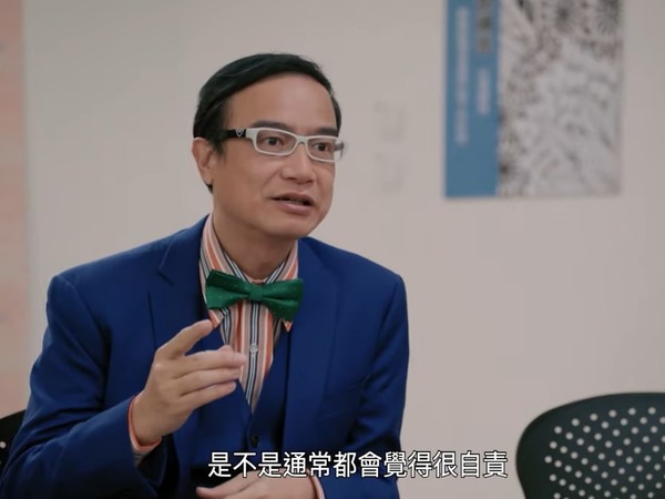 鍾志光經常扮演專業人士。（《陀槍師姐2021》截圖）