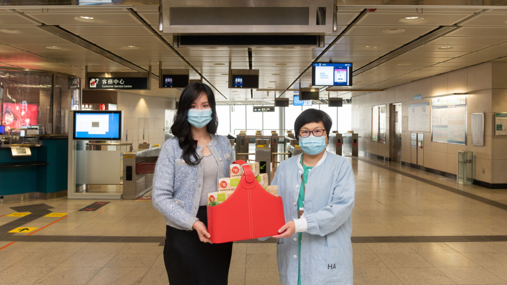 港鐵向於亞博管社區治療設施當值的醫護送上250盒曲奇。（港鐵供圖）