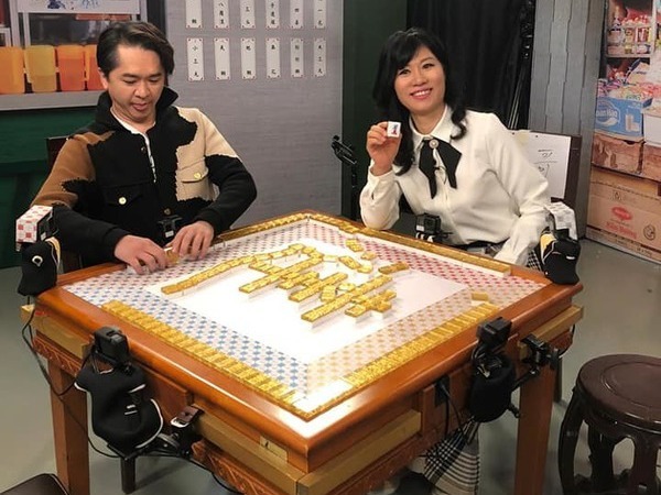 七仙羽（右）與鄧兆尊做嘉賓齊打牌。