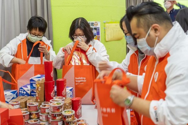 集團合共派發逾1,000個賀年福袋,內有罐頭鮑魚、朱古力、揮春、外科口罩等。