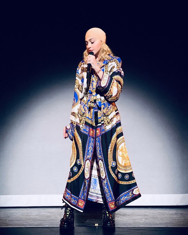在演唱會上穿上Versace Couture。(網上圖片)