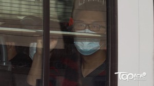 被告之一林卓廷今早由警車押解到西九龍裁判法院應訊。（林宇翔攝）