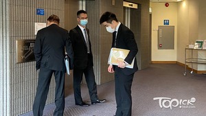 瑪麗醫院急症科副顧問醫生鍾浩然（中）。（洪芷晴攝）