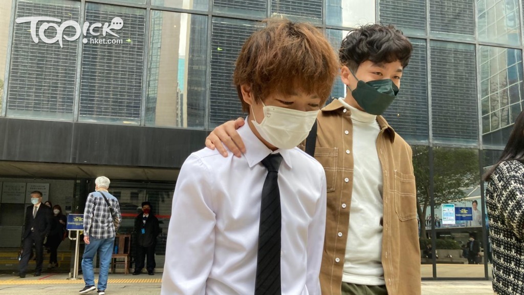 被告葉君誠（左）今被裁定暴動罪名不成立。（林欣樂攝）