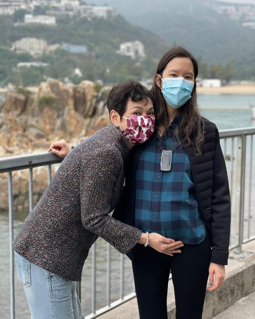 余安安摸著女兒的孕肚，難掩喜悅心情。（取自instagram）