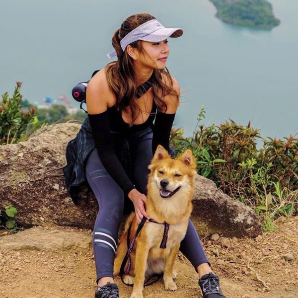 Honey與吳偉豪的愛犬一同行山。（取自IG）