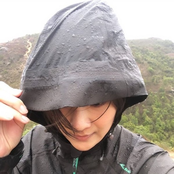 朱智賢冒風雨行山。(取自IG)