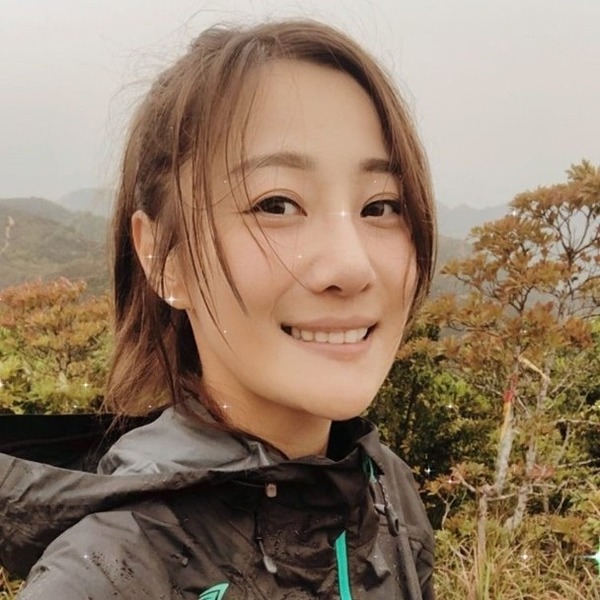 風雨下行山,朱智賢仍保持笑容。(取自IG)