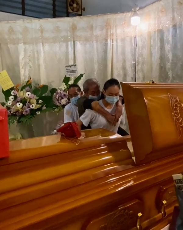 孫媳婦不忍心,決定抱起祖翁,讓他看妻子的遺容。
