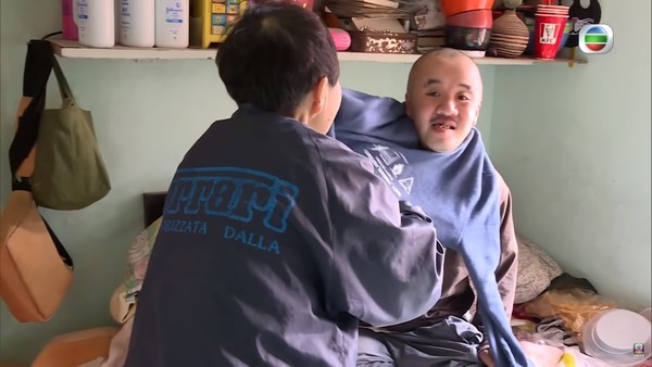 日常起居由媽媽劉太打理。(影片截圖)