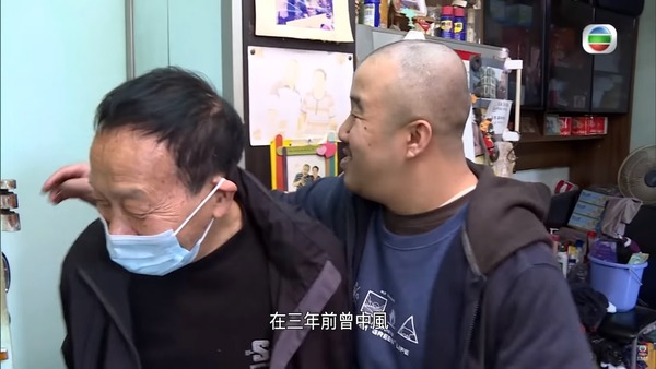 志傑一見到爸爸回來,就很高興。(影片截圖)