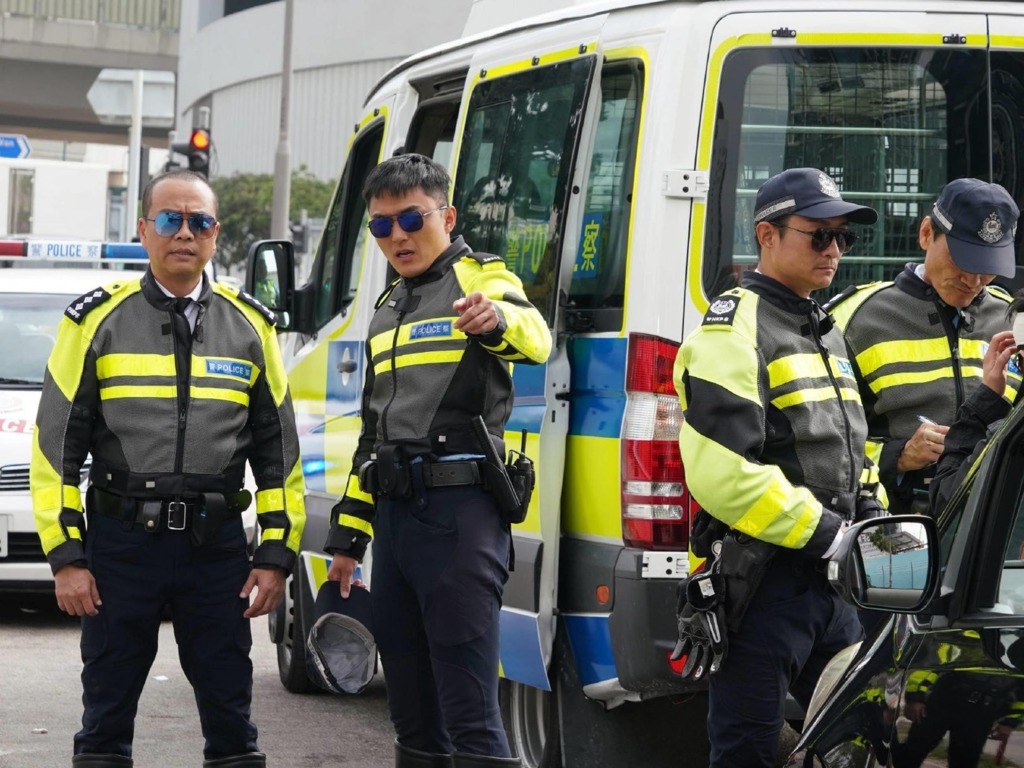《伙記辦大事》有官非纏身的楊明扮警察。（微博圖片）