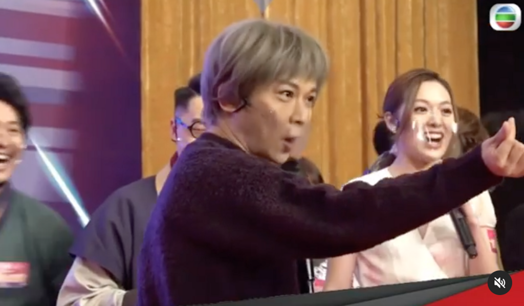 鄧智堅在TVB扮姜濤被姜糖圍攻。（影片截圖）