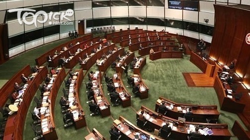 紫荊民調顯示，中間落墨的「432」方案較受歡迎。（資料圖片）