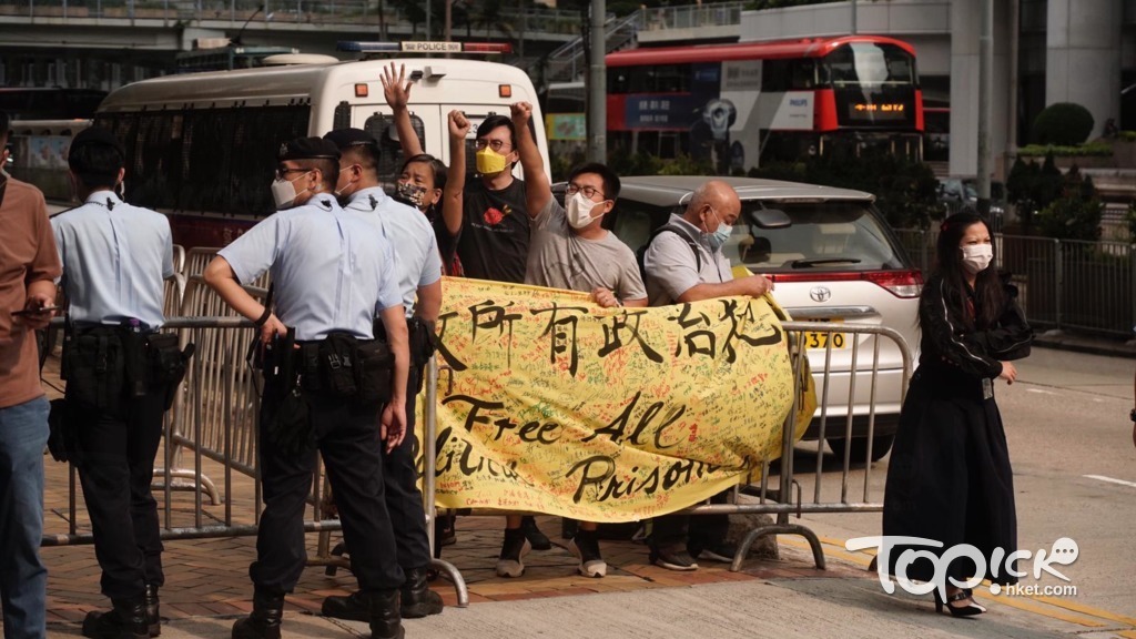 社民連成員今於囚車位置聲援。（陳國峰攝）
