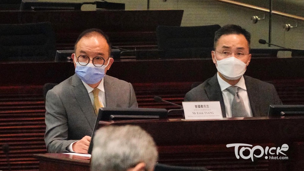 曾國衞（左）表示，地區直選選區劃分工作仍在進行中。（馮漢柱攝）