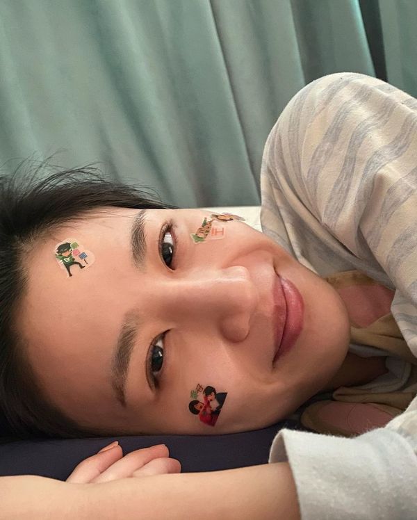 痛失第二胎,Coffee上載一張臉上貼滿貼紙的照片,疑似是兒子「伯伯」傑作。(圖片來源:Coffee IG)