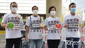 經營酒吧、卡拉OK、麻將館人士近日發起接力絕食行動，促請政府容許業界復業。（陳靜儀攝）