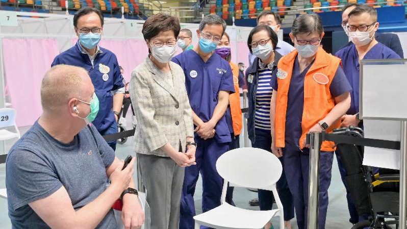 林鄭月娥與前來接種疫苗的市民交談 。（政府新聞處圖片）