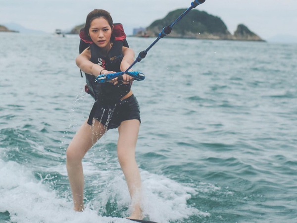 當日船P,馮盈盈稱只是一心出海滑水。(取自IG)