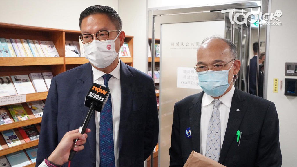 勞顧會資方代表施榮懷（左）表示，改變勞資雙方的共識不理想，相信4年後本港經濟脫困，可繼續推行取消對沖。（林宇翔攝）