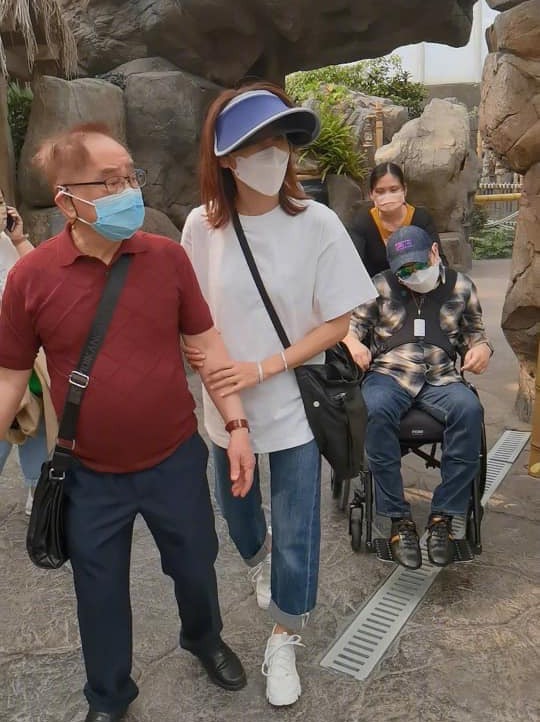 跟父親及弟弟出遊。（取自微博）