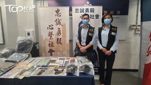 警方交代案情。（黃傑偉攝）