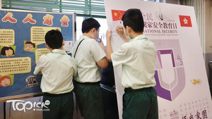 國安教育將滲入中小學各科，圖為上水鳳溪第一小學小學今日（15日）趁國家安全日教育日舉行的問答比賽活動。（陳靜儀攝）
