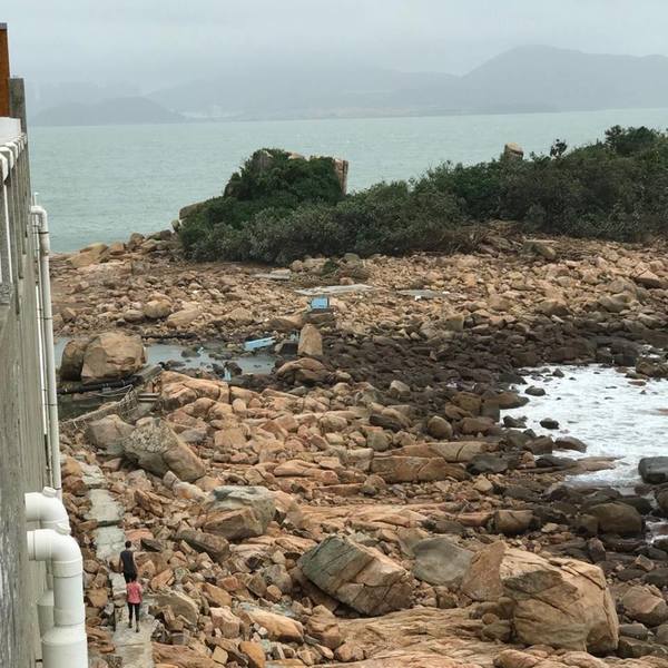 當時藍色小橋一片頹垣敗瓦。(圖片來源:Maru Chow Facebook)