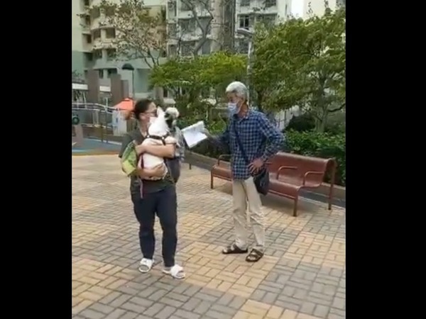 手指指責備她不應帶狗到此。 (影片截圖)