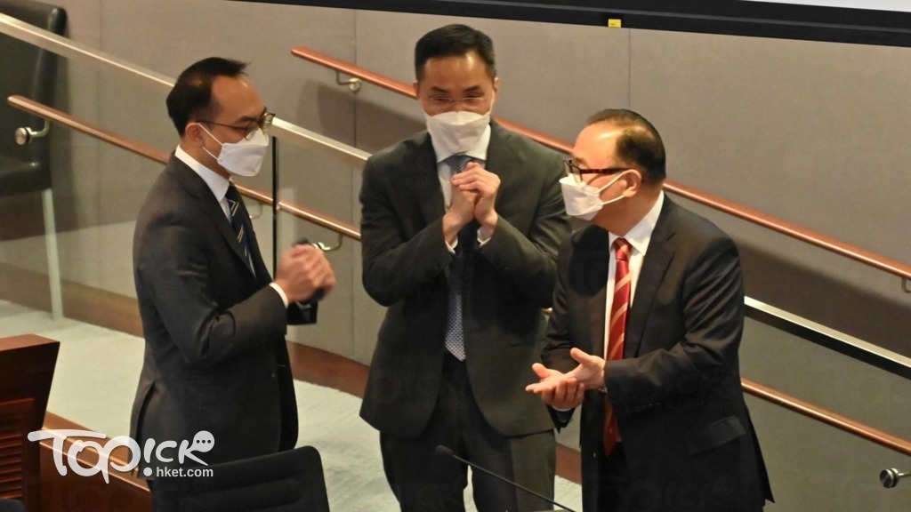 修改選舉制度法案委員會下午繼續開會，吳璟儁、鄧忍光和廖長江會前交談。（程志遠攝）