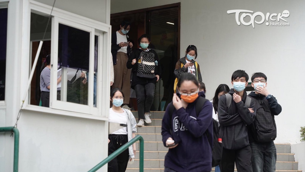 下午1時，考生完成文憑試通識科考核後離開試場。（陳國峰攝）