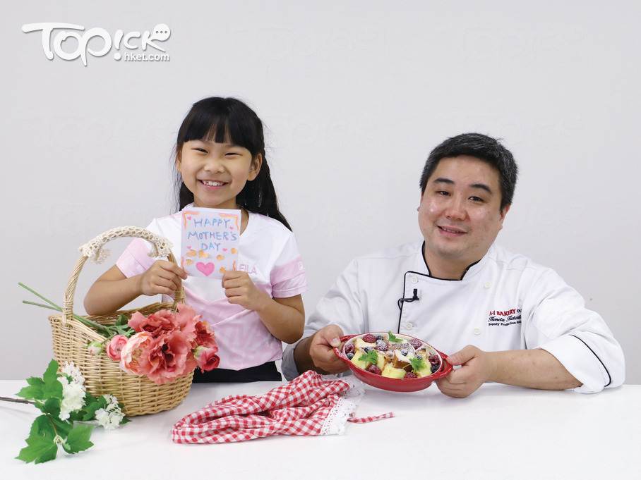 母親節快到，日籍師傅教大家整麵包布甸。小主播Megan（左）、A-1 Bakery生產部副總監 本田秀克 日籍師傅（右）湯炳強攝