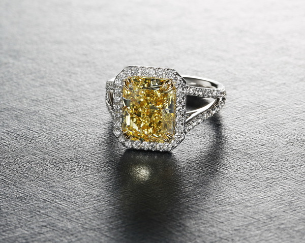 Forevermark Exceptional 系列艷彩黃鑽配閃鑽戒指，以鉑金鑲嵌，鑽石總重5.03卡。（品牌提供）
