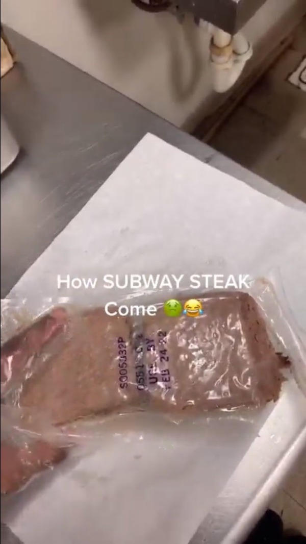 牛肉原型是一大包袋裝啡色肉塊。(影片截圖)