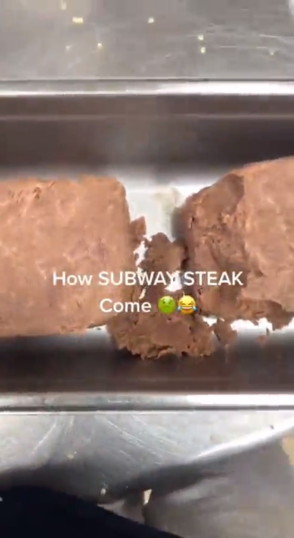 打開包裝後是肉碎。(影片截圖)