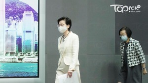 林鄭月娥（左）最新評分為30.4分，陳肇始評分則為24分。（陳國峰攝）