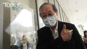 醫學會會長蔡堅於今（12日）下午在教育局九龍塘教育服務中心社區疫苗接種中心 接種第一劑BioNTech(復必泰)疫苗。（陳國峰攝）