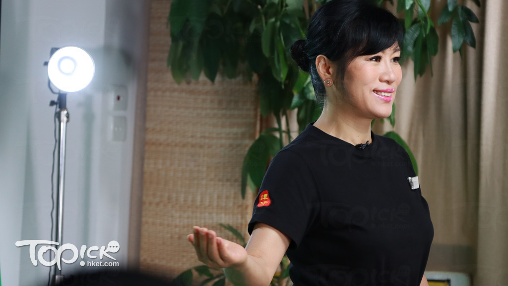 七羽仙再度化身「譚仔姐姐」拍廣告。