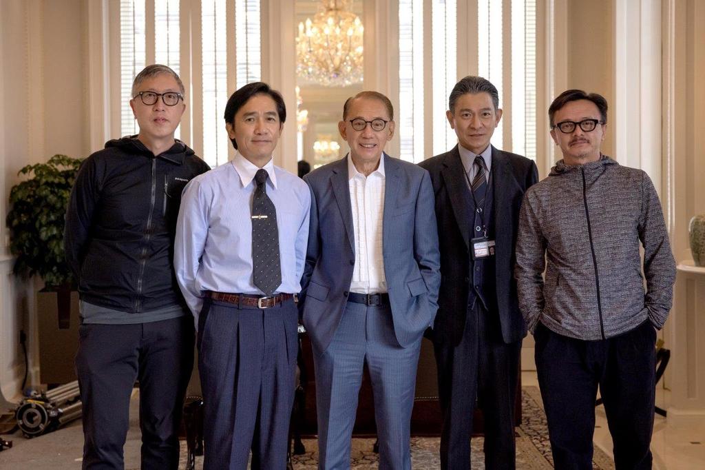 楊受成偕莊文強導演、黃斌監製、梁朝偉及劉德華合照。
