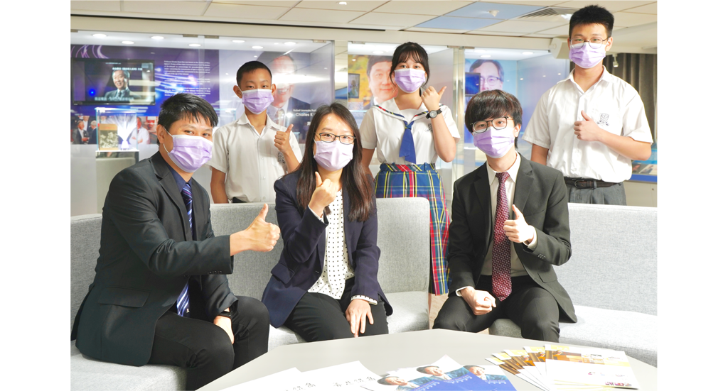 前排左起：葉創權老師、何淑妍校長、校友兼導師郭頌賢。後排左起：余栢翹、何沅蓁、譚鋭潮。